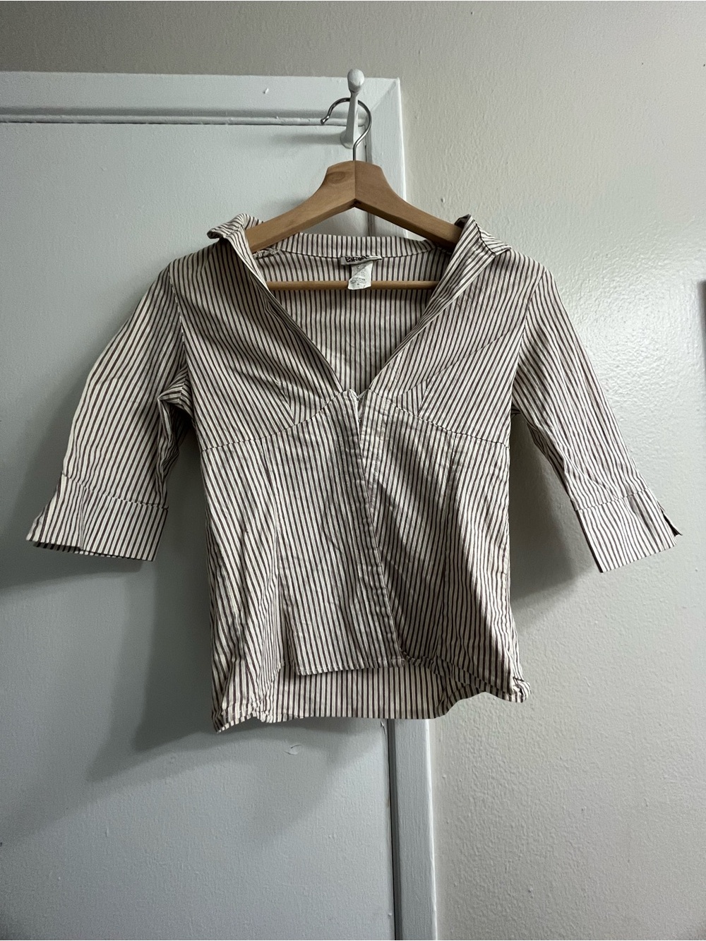 Striped V-Neck Three-Quarter Sleeve Top in Cream and Black